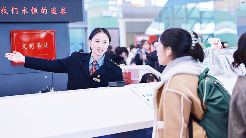 ▲南昌西站工作人员正为旅客提供咨询服务。张杰 图