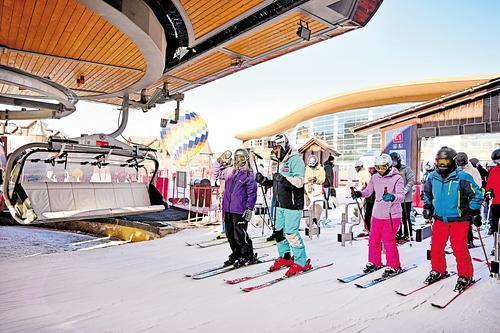 1月4日，游客在张家口市崇礼区富龙滑雪场排队乘坐缆车前往雪道起点。本报记者 张昊摄