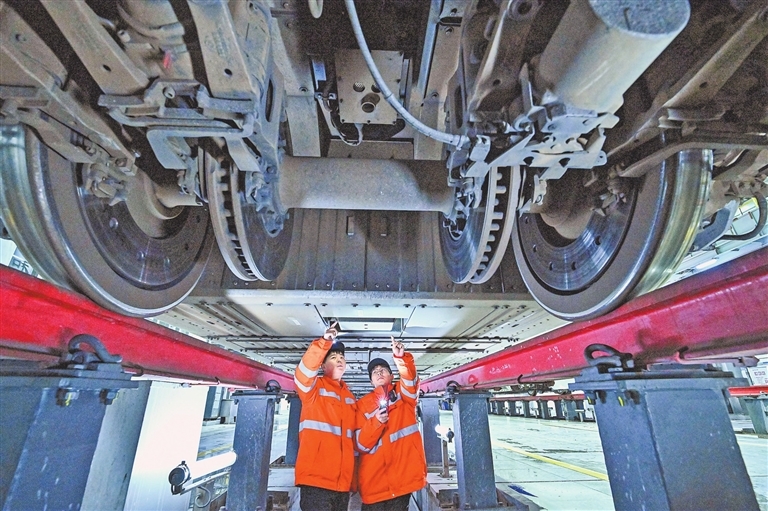 南昌：动车“体检” 备战春运（图）