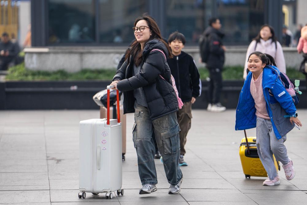 1月14日，在长沙火车站，旅客准备进站乘车。新华社记者 陈思汗 摄