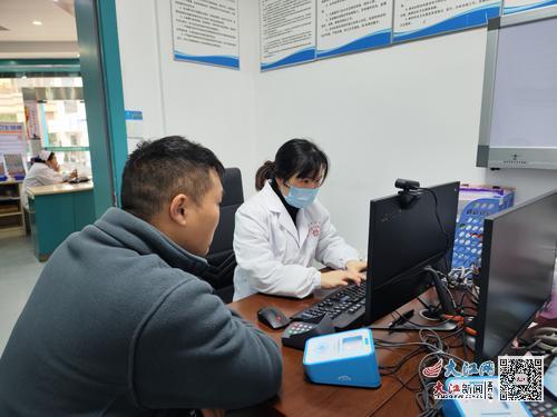 医生使用智医系统为患者看病