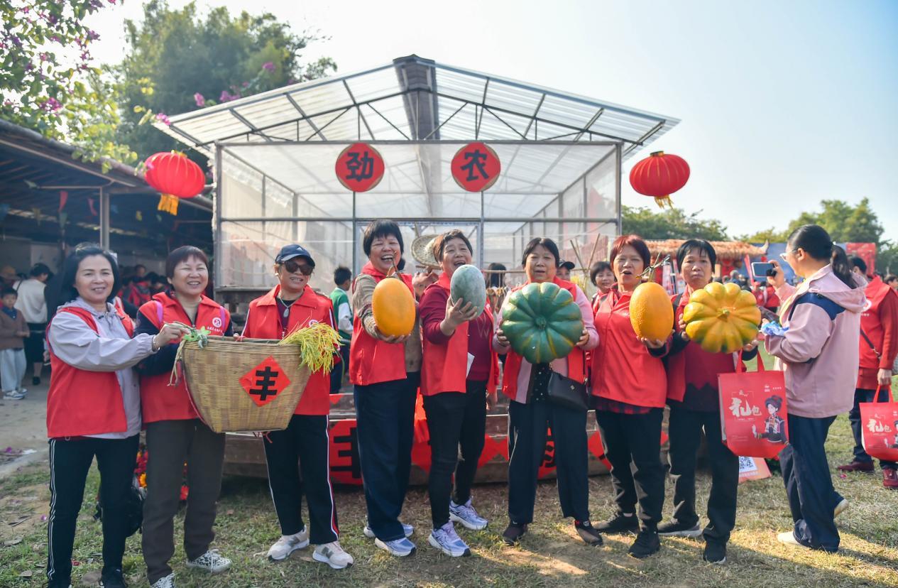 图为：大塘惠民实事落地有声，群众幸福面孔笑靥如花。