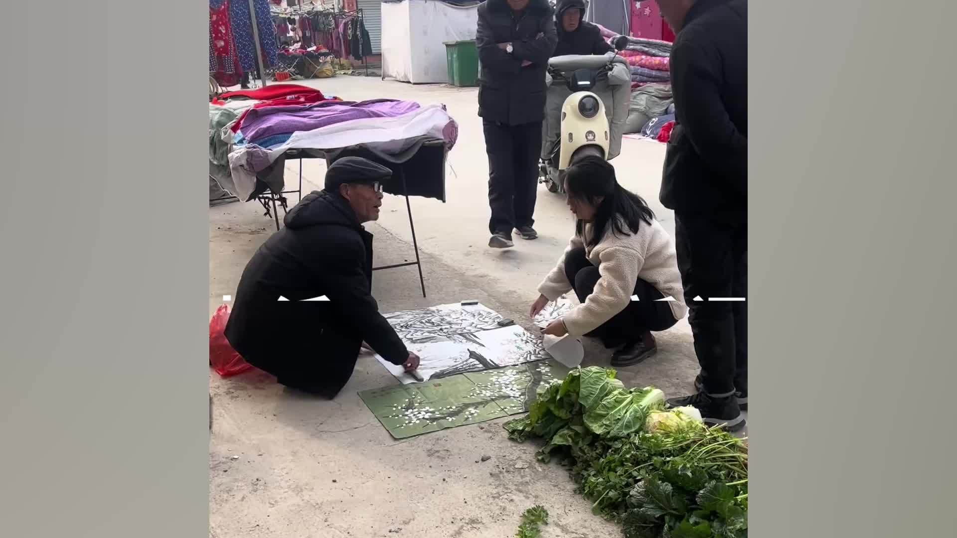 菜市场里的“梵高”大爷走红，亲属：他渴望画作得到欣赏，遇到嘲讽从不争辩