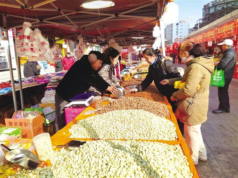 市民在挑选年货