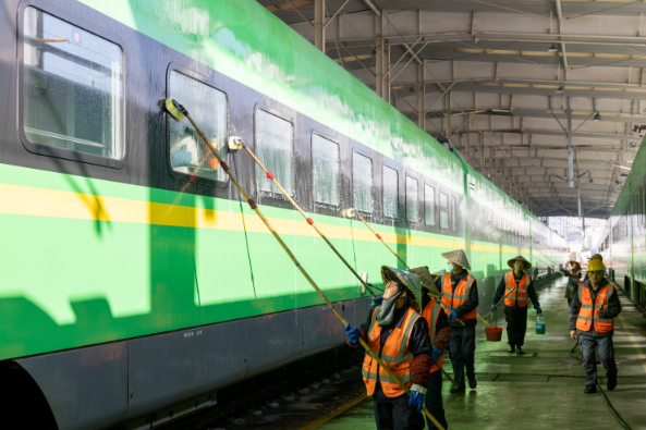 工作人员对“绿巨人”复兴号进行“洗澡”。舒文彬摄