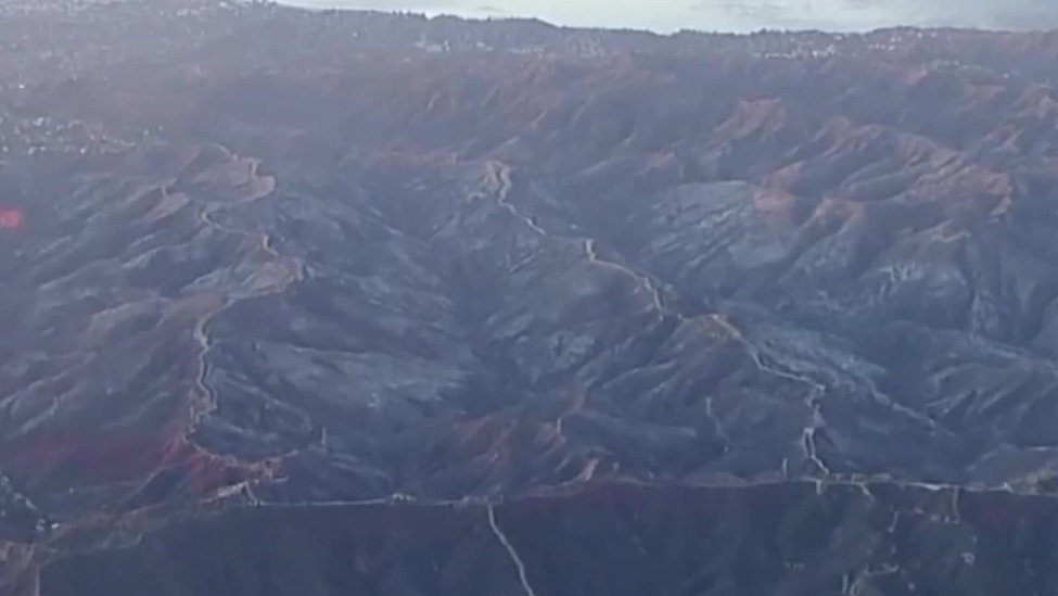 山火烧毁洛杉矶山区大片森林：山区呈现一片灰黑色