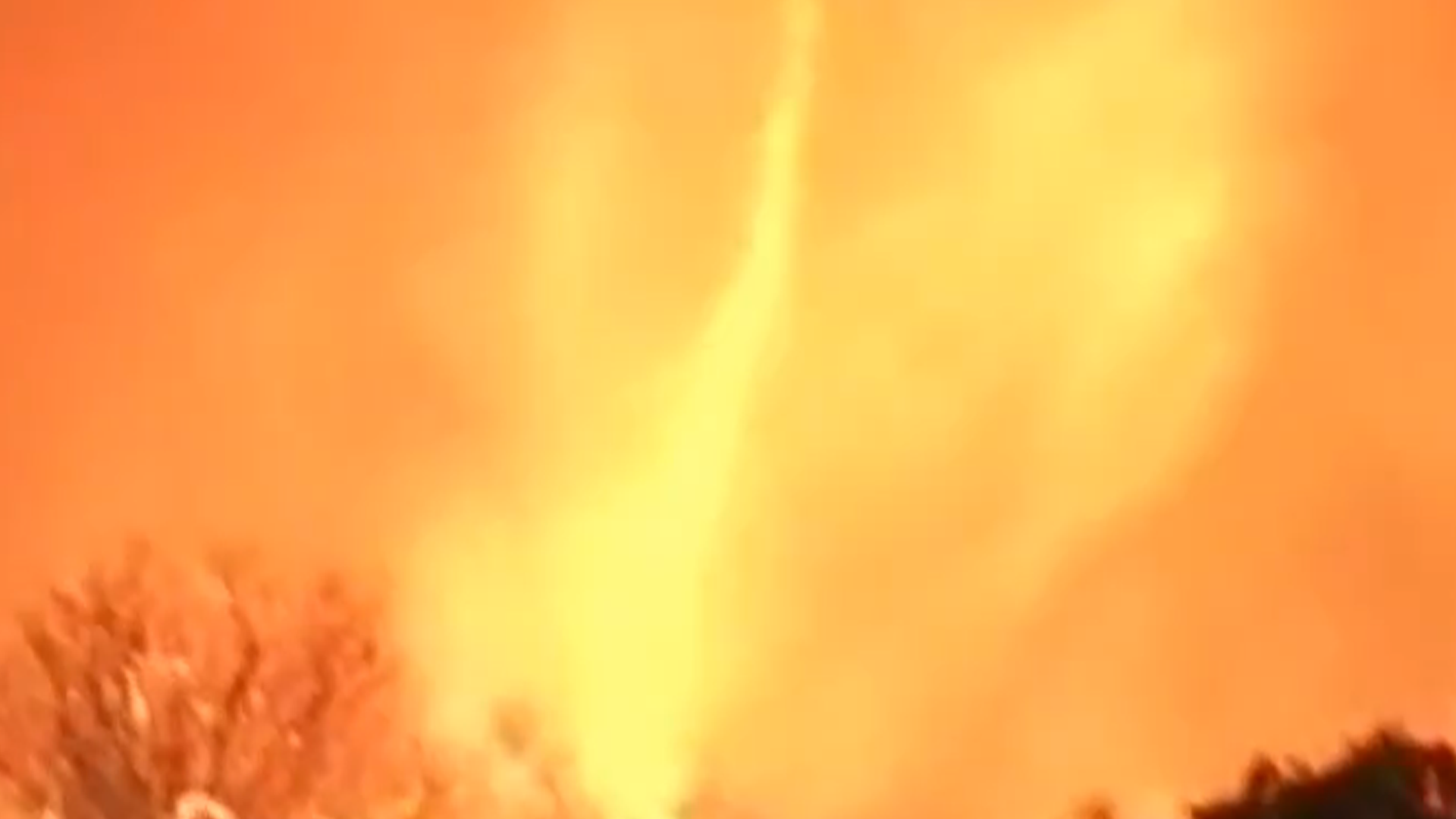 恐怖！洛杉矶山火持续肆虐，火灾现场惊现“火龙卷”