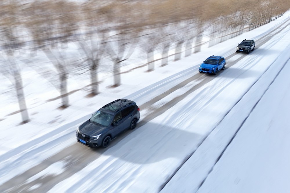 雪地中的汽车描述已自动生成