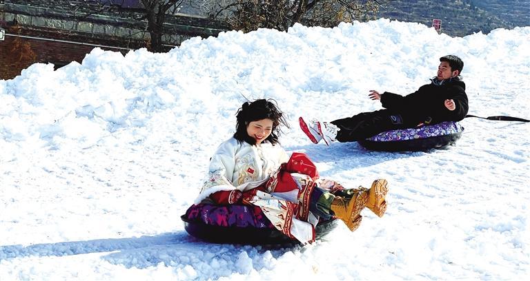 市民在戏雪乐园尽情“撒欢”