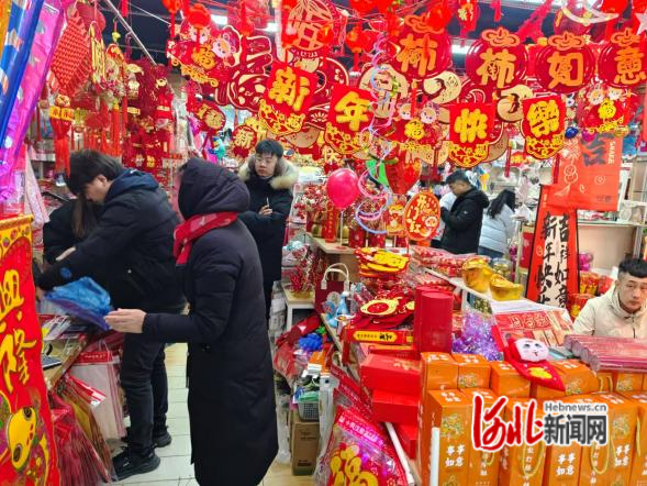 消费者在南三条市场挑选年货。南三条市场供图