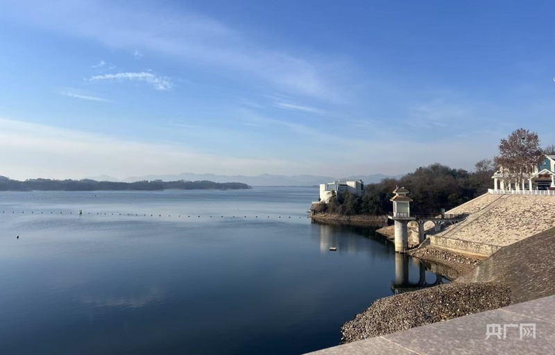 信阳市南湾水库（央广网记者 张丽娜 摄）