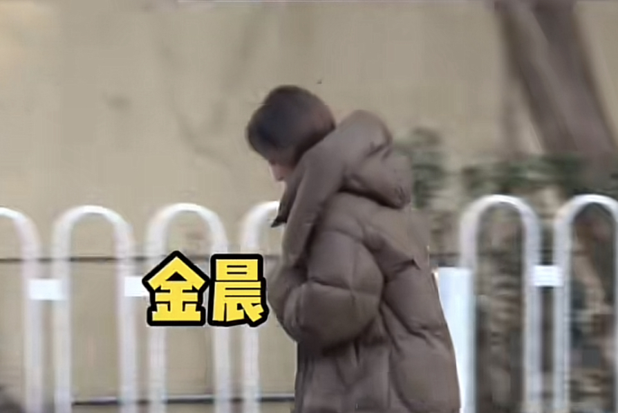 金晨在央视春晚第二次联排现场。