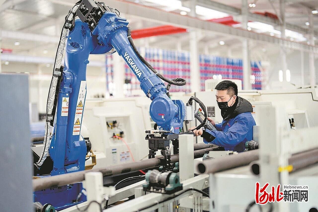 2024年3月12日,金石钻探(唐山)科技有限公司工程师正在调试钻杆机器人自动化加工单元。(河北日报资料片) 赵亮摄.jpg