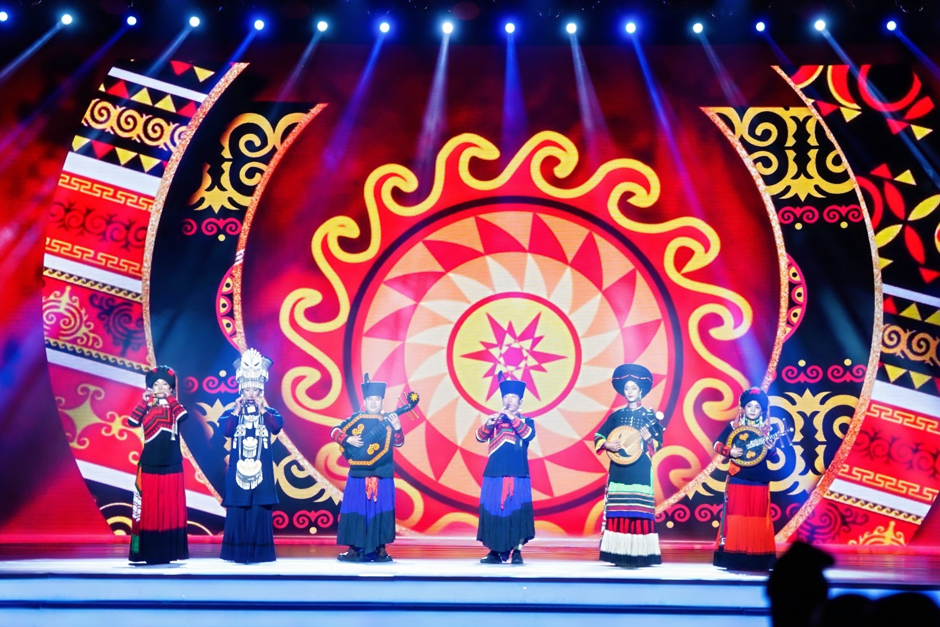 随后，来自美姑、汪清、云和等地的北仑对口协作地区表演者身着传统服饰，弹奏着特色器乐，带来了《他乡&middot;故乡》。彝歌、畲族舞、朝鲜族农乐舞等各具特色的文化元素与民族风情，感染着每一个人，流淌着北仑与对口协作伙伴之间的浓厚情谊。