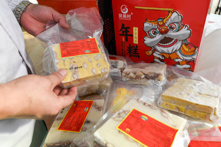1月6日，工人在位于吉林省公主岭市范家屯镇凤响村的粘豆包厂车间打包产品。