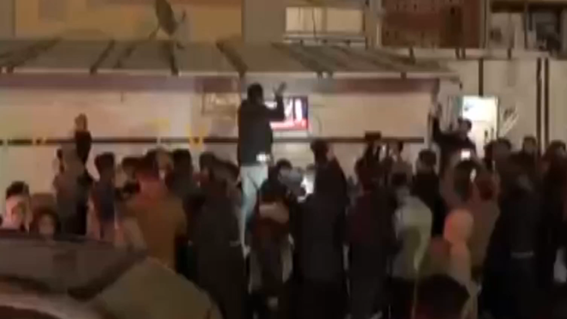 加沙民众上街庆祝停火协议达成