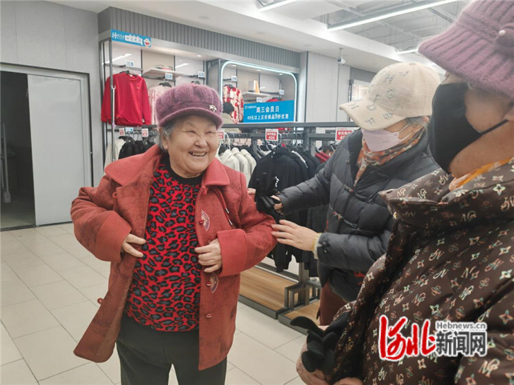图为1月16日,在石家庄市新华区一商超,老年人在中老年服饰区域选购服装。付杉摄