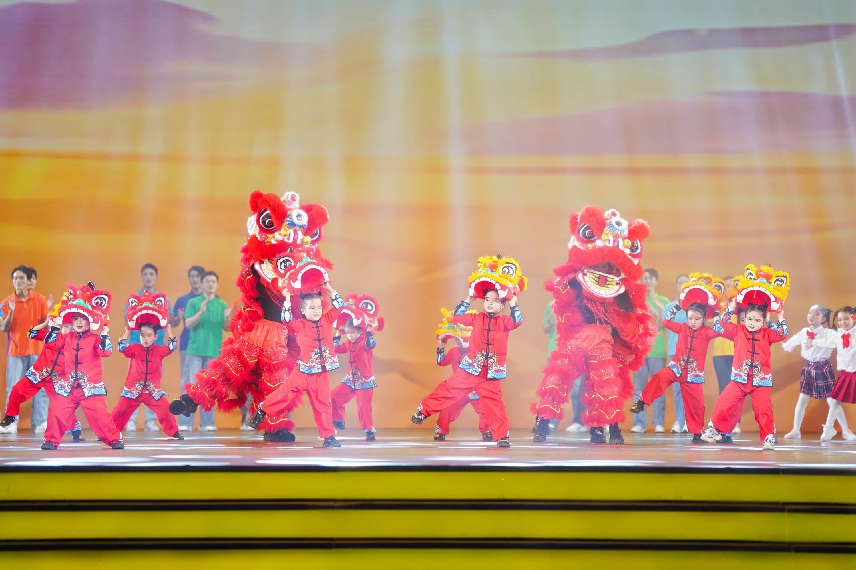 在全场高唱《歌唱祖国》的歌声里，整场晚会落下帷幕，“现场氛围太好了！能感受到每一个节目都是精心编排和演绎的，有年味也有北仑蓬勃发展的激情，希望新的一年里，我们都能更好地投入到工作生活中，也祝北仑越来越好！”和家人一起看完春晚的市民周舜说道。