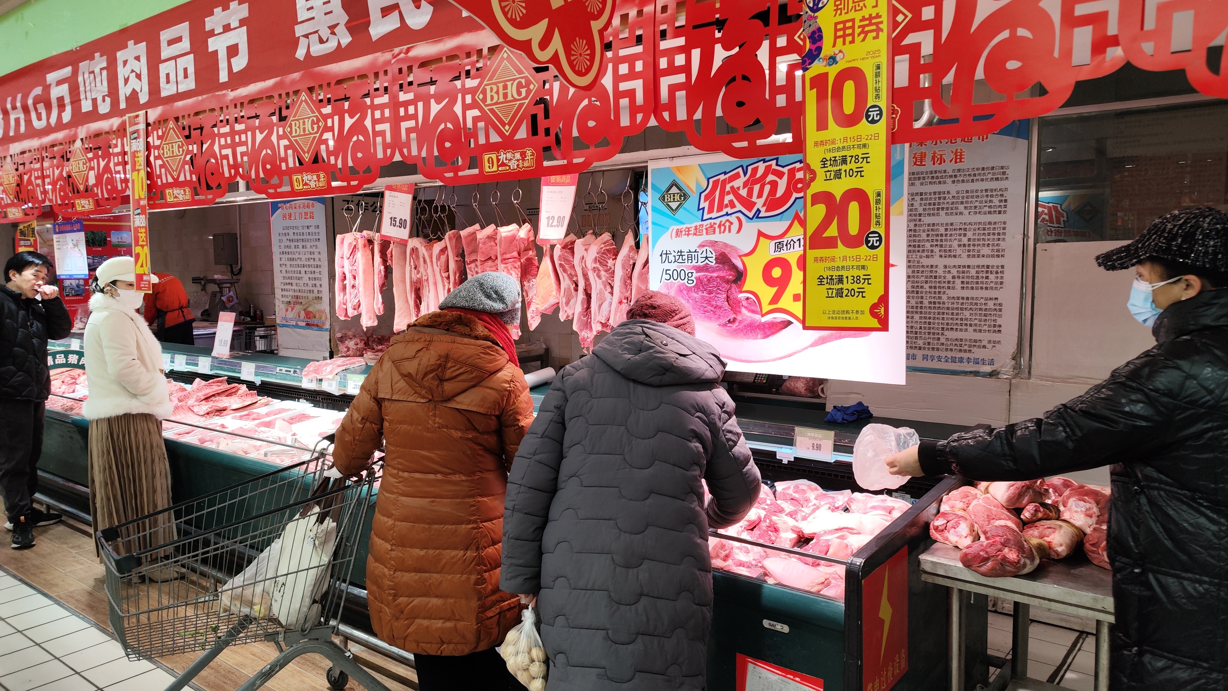兰州华联超市（红星巷店）市民购买生鲜猪肉