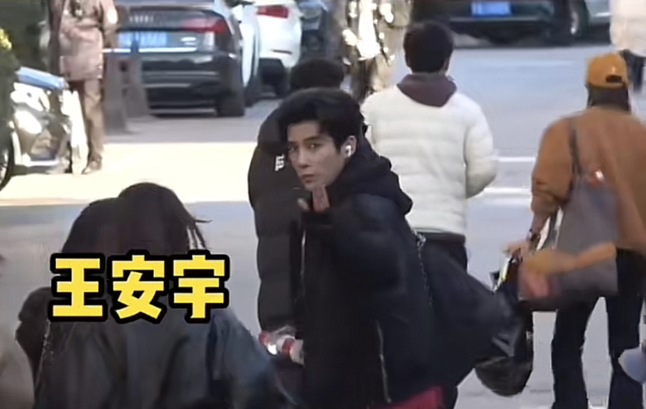 王安宇现身央视春晚第二次联排，对着镜头打招呼。
