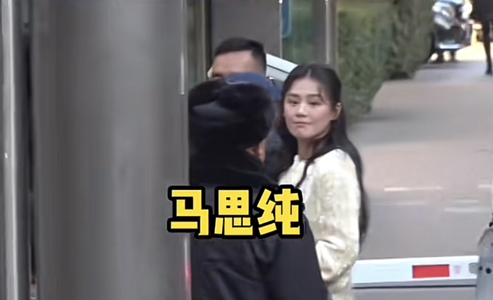 马思纯现身央视春晚第二次联排，回眸好美。