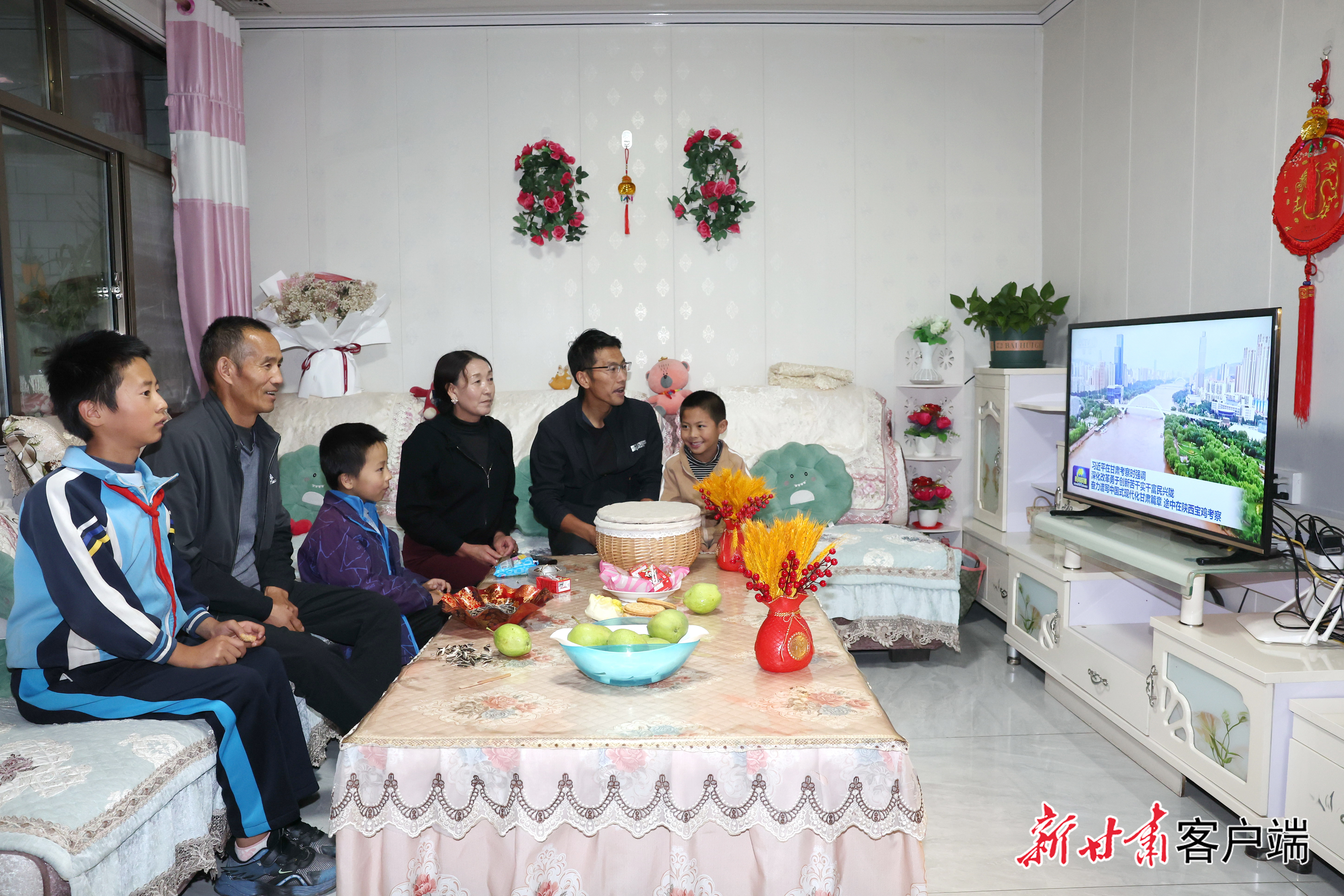 2024年9月13日晚,渭源县田家河乡元古堆村村民常彦兵一家人在收听收看新闻联播。新甘肃·甘肃日报记者 田蹊