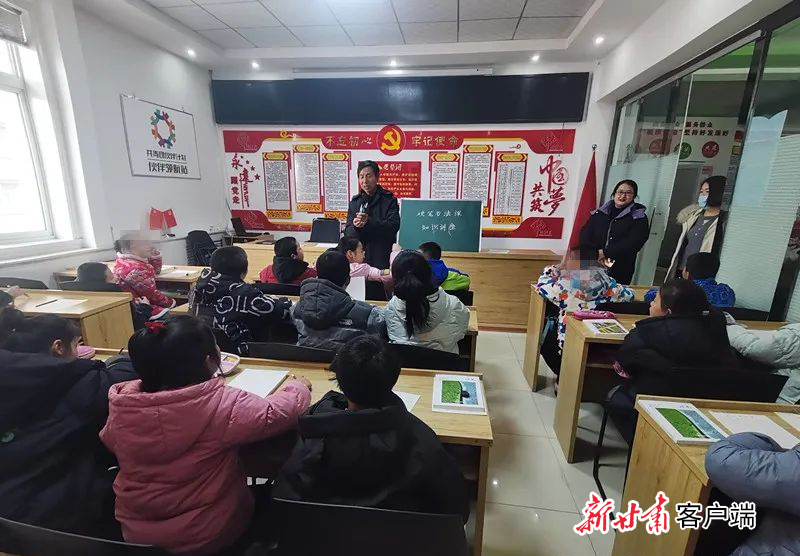 灵台县妇联邀请专业书法老师开展硬笔书法公益课，让孩子们感受书法的魅力。