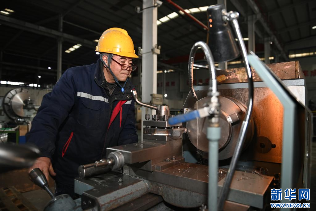 1月7日，在宝鸡市永盛泰钛业有限公司机加车间，工人操作车床加工高速压缩机叶轮钛合金锻件。