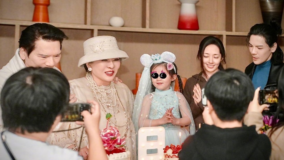 向佐晒全家福为郭碧婷庆生，女儿打扮漂亮牙齿白又整齐，美成焦点封面图