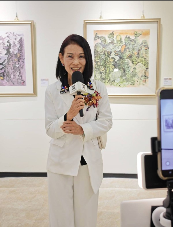 台北市中国画学研究会理事长吴欐樱致词对简玄明监事长表示感谢之意