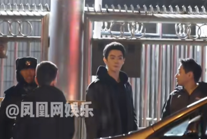 夜幕降临，许凯现身央视春晚首次联排。