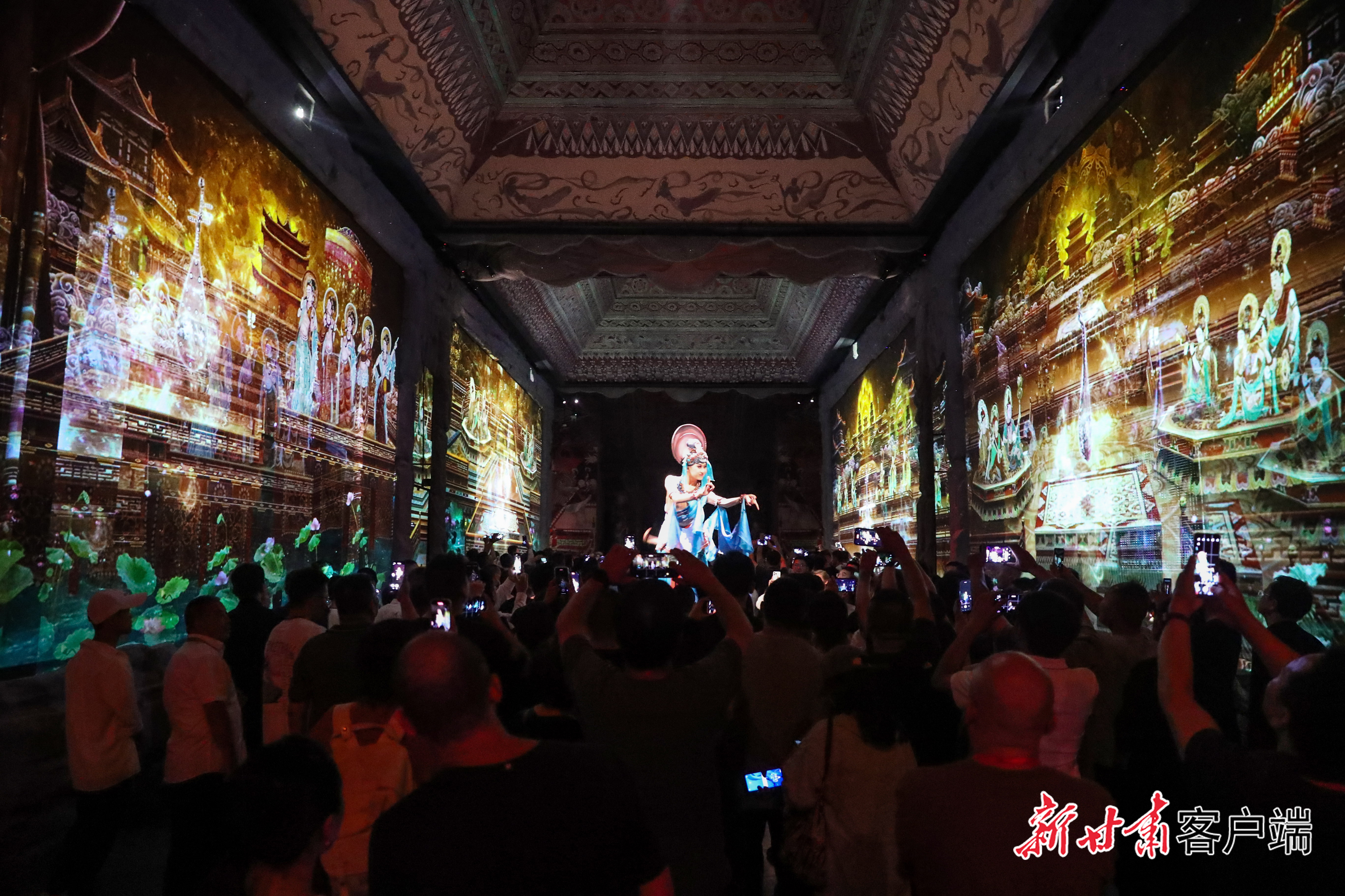 洞窟式沉浸体验剧《乐动敦煌》在敦煌市常态化演出,填补了敦煌冬季无驻场旅游演艺项目的空白,为当地旅游经济发展注入了新活力、新动能。新甘肃·甘肃日报记者 高樯