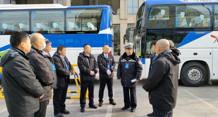 敬业酒店驻地交警对上会司机进行现场安全教育。