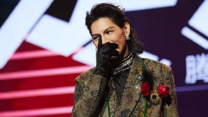 向佐回应《一路繁花》向太争议，透露母亲骨折未愈封面图