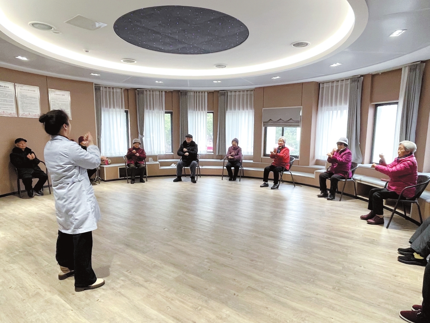 ▼耆德园康养服务中心的护工组织老人做保健操。