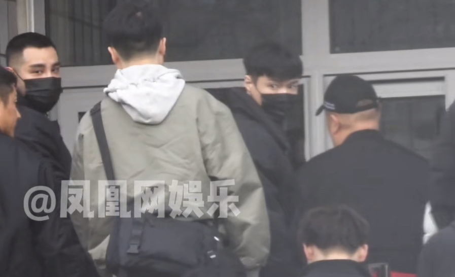 张艺兴现身央视春晚首次联排，戴口罩也遮不住帅气。