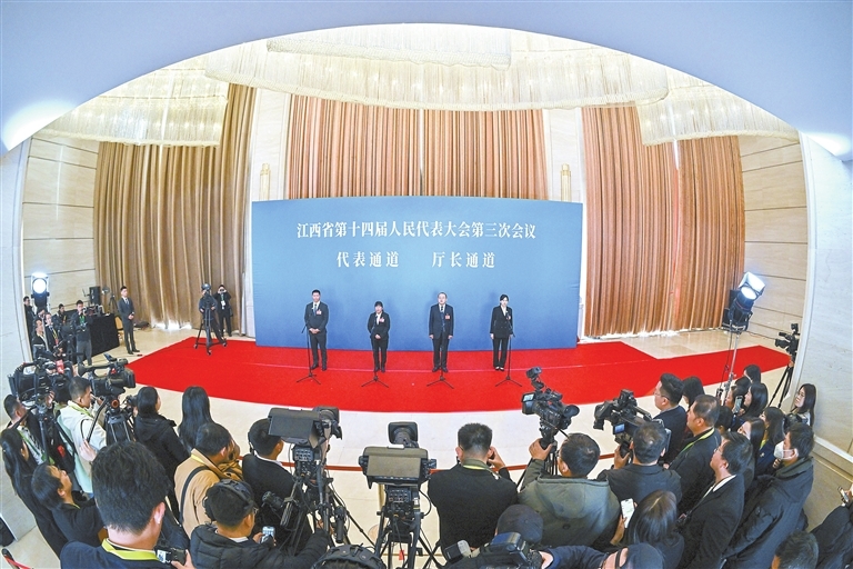 1月17日上午,省十四届人大三次会议首场“代表通道”“厅长通道”开启,来自不同领域的4位省人大代表、4位厅长集中亮相。本报全媒体首席记者 李 劼摄