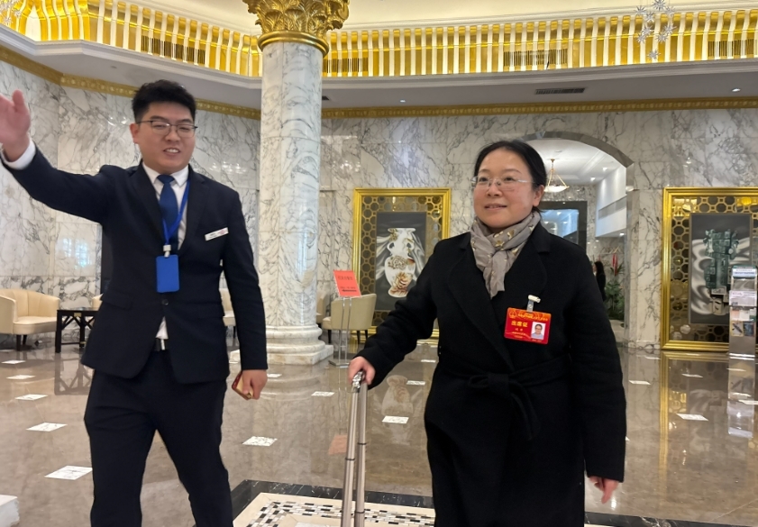 出席省十四屆人大三次會議的代表報到