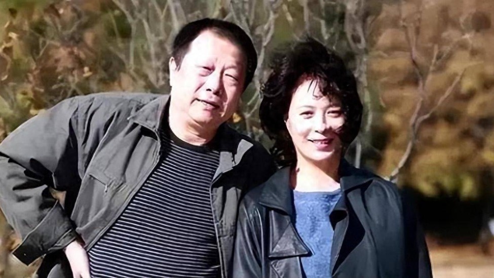 她是国家一级演员，与富豪结婚37年零绯闻，如今儿子是骄傲封面图