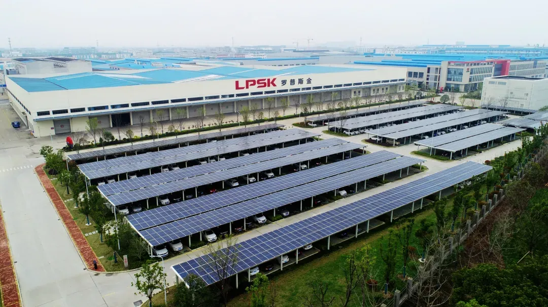 阿特斯光伏车棚项目 图片来源：“阿特斯阳光电力集团”微信公众号