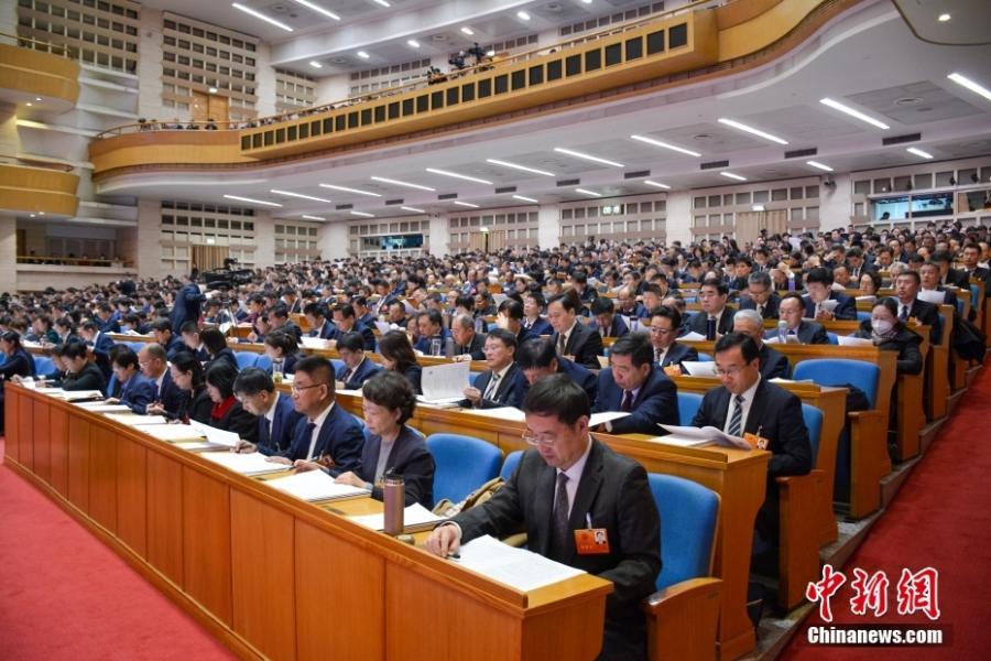 资料图：2024年1月22日，山东省第十四届人民代表大会第二次会议在济南开幕。中新社记者 吕妍 摄