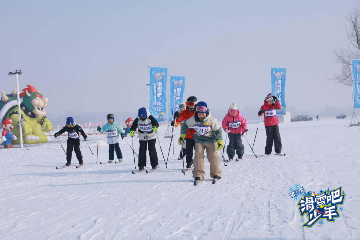 滑雪少年团在运粮河冰雪新时代参加越野滑雪训练