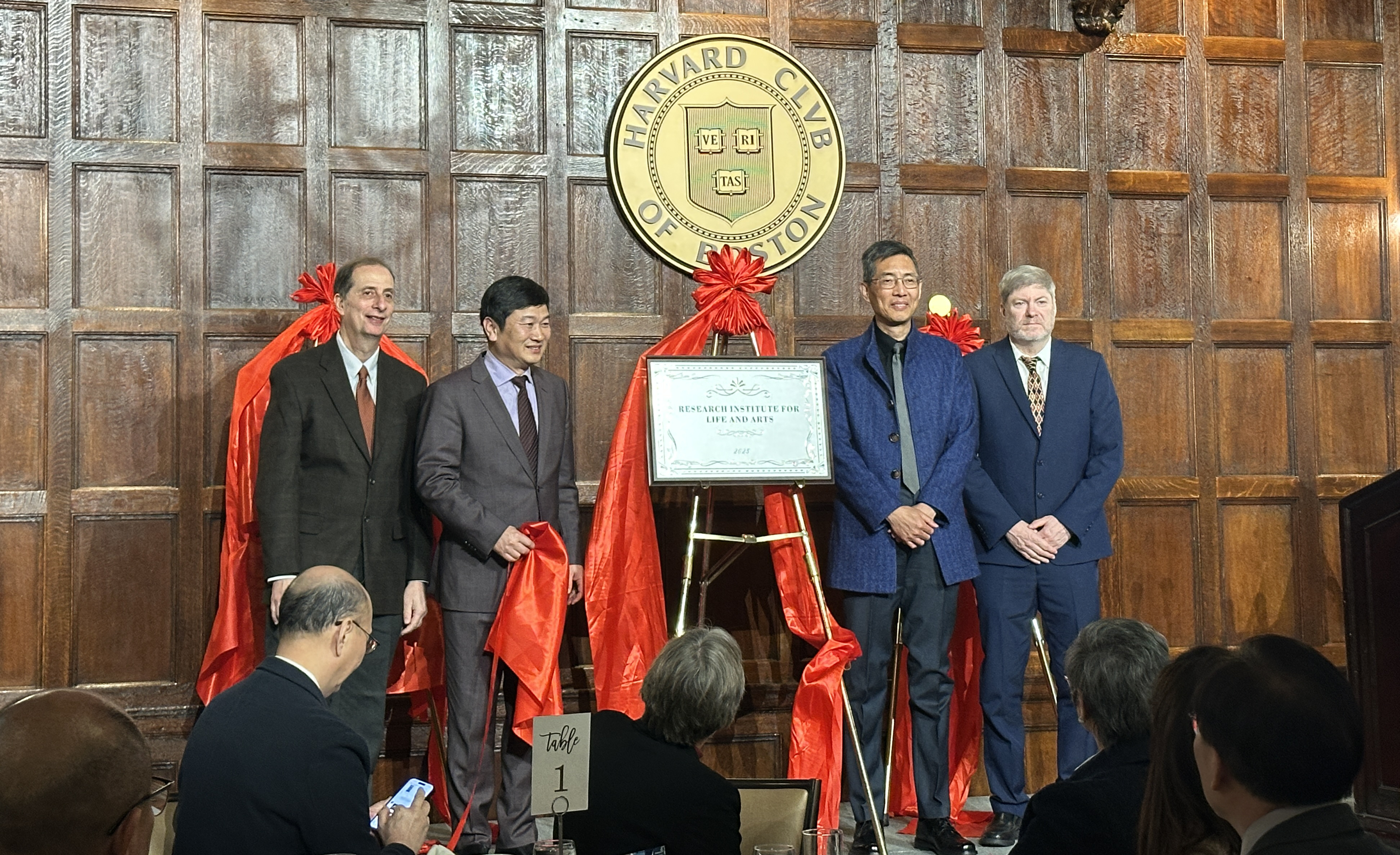 北师港浸大（UIC）生命艺术研究所揭牌