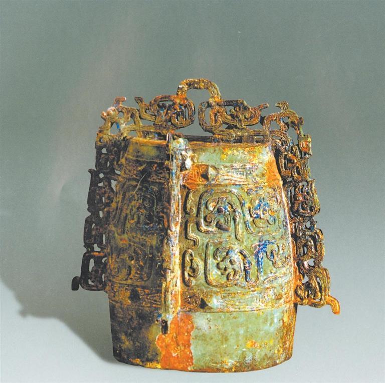 秦公陵园出土的龙纹繁纽秦公镈