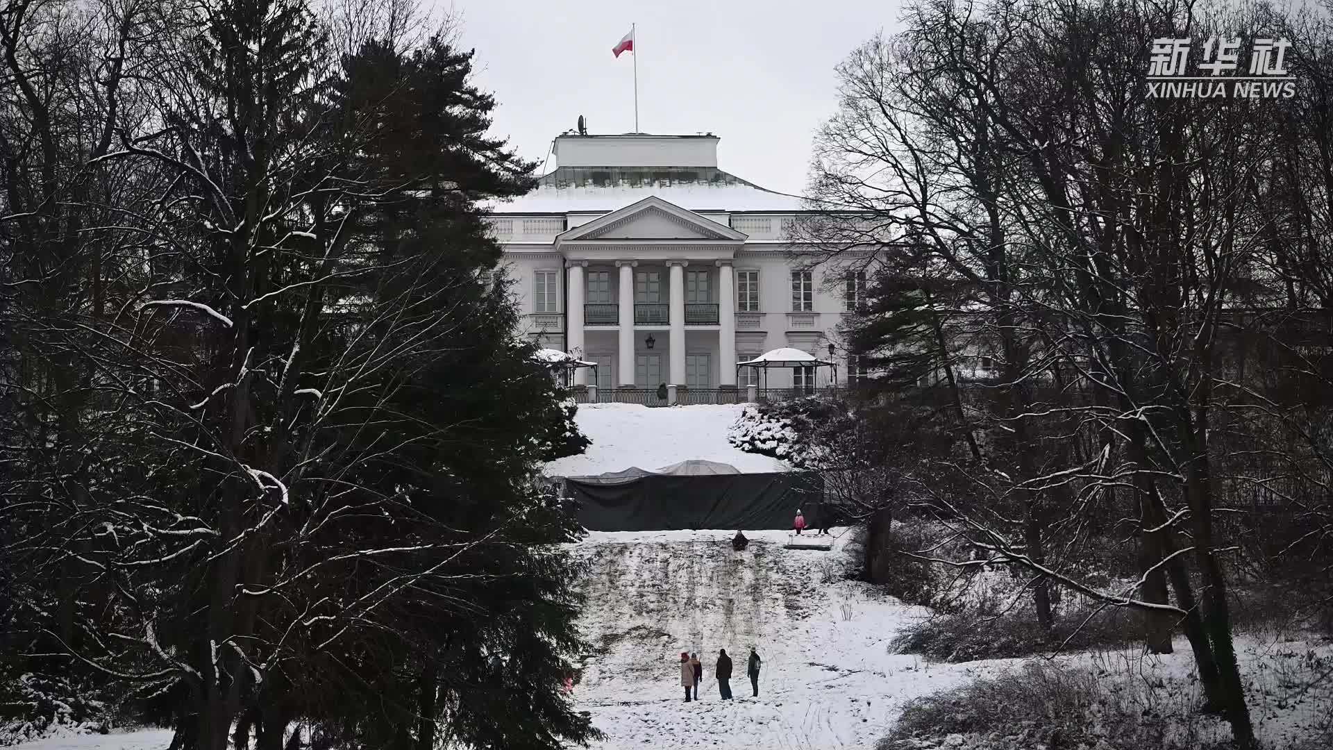 波兰华沙持续降雪 市民感受冬日风情