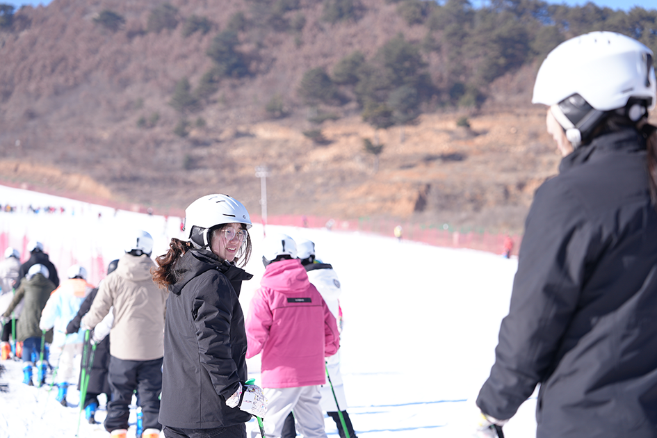 秦皇岛市总工会举办冰雪运动“三进” 暨职工滑雪体验活动