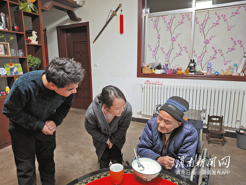 孙科（左）、王皎（中）与爷爷孙志英（右）聊着家长里短 渭南日报 记者 姜晓 摄