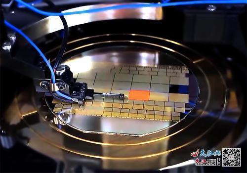 “晶能光电”生产车间，设备正在对Micro-LED芯片进行点测。(受访单位供图)