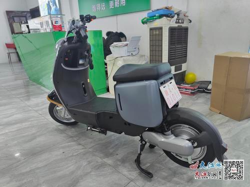 1月13日,绿风电动车店售出一辆带牌销售的电动自行车。