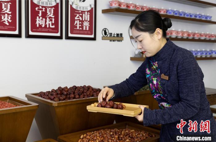 宁夏吴忠：制茶师展示八宝茶配制技艺